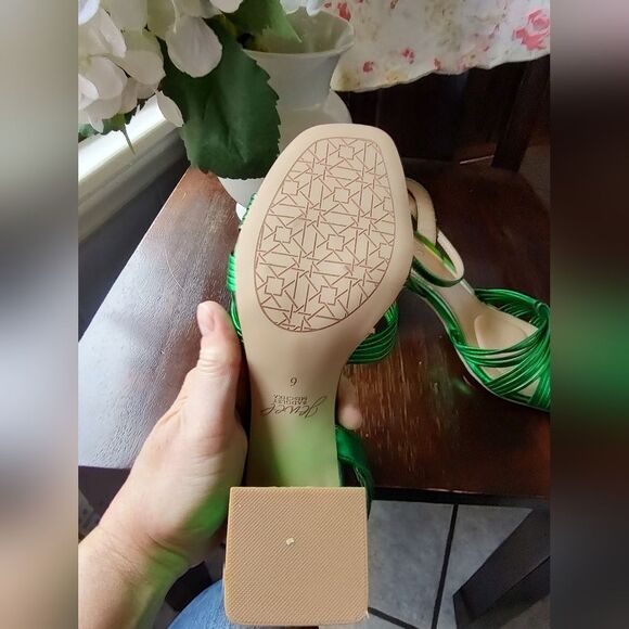 Jewel By Badgley Mischka Metallic Emerald Green Strappy Sandals.  Size 6 - Picture 5 of 7